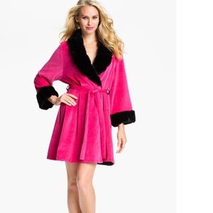 🌿☘️Faux Fur Trim Velour Robe
BETSEY JOHNSON☘️🌿